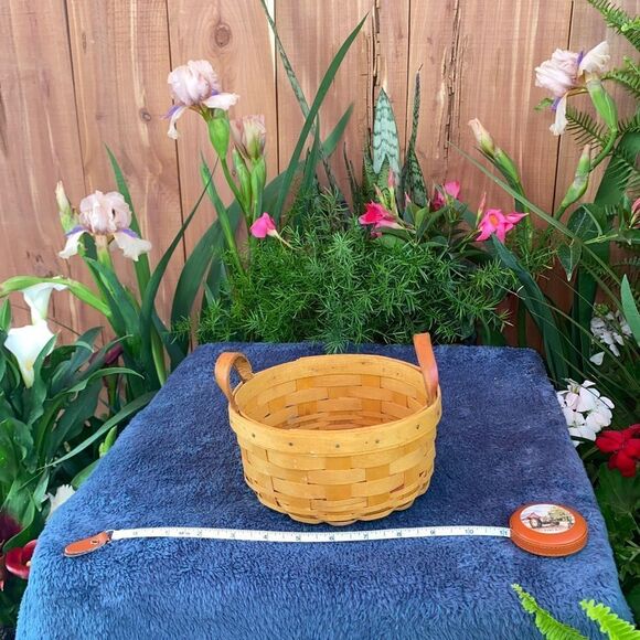 Circular basket with plastic insert and leather handles by Longaberger - Picture 5 of 9